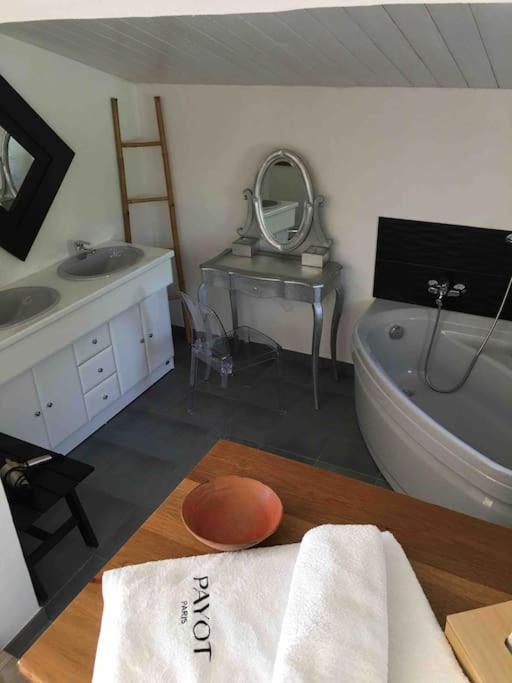 Notre-Dame-de-Riez Chambre D Hotes Les Trois Chateaux Piscine Interieure Chauffee מראה חיצוני תמונה